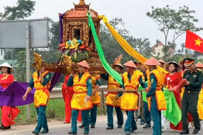 Nghi thức rước kiệu Đức Thánh Bạch Mã trong lễ hội, thu hút đông đảo người dân và du khách tham gia.