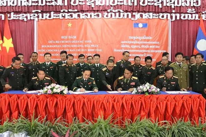 Các trưởng đoàn ký biên bản ghi nhớ.