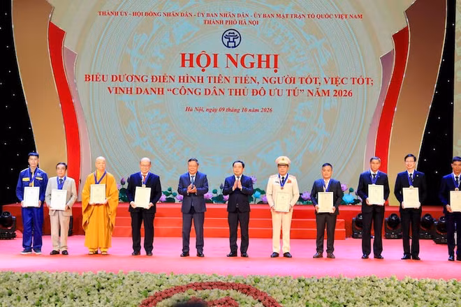 Lãnh đạo Thành ủy Hà Nội trao tặng danh hiệu "Công dân Thủ đô ưu tú" cho 9 cá nhân. (Ảnh: Thái Quang).