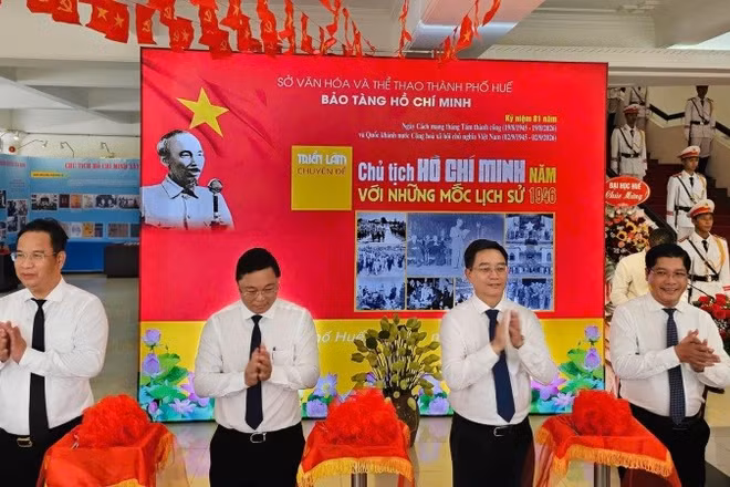 Các đồng chí lãnh đạo thành phố cắt băng khai mạc triển lãm “Chủ tịch Hồ Chí Minh với những mốc lịch sử năm 1946”