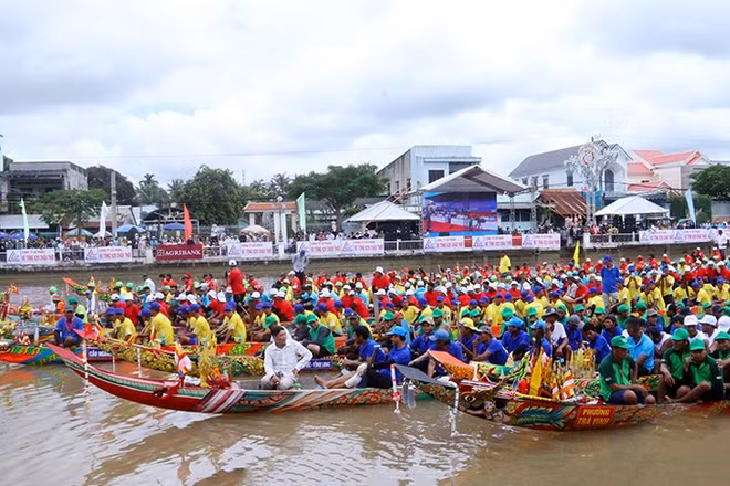 Các đội ghe Ngo tập trung về sông Long Bình, phường Long Đức sẵn sàng tranh tài ở các cự ly giải đấu. 