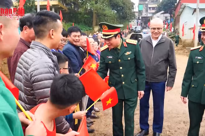 [Video] Thông cầu phao Đoan Hùng qua sông Lô