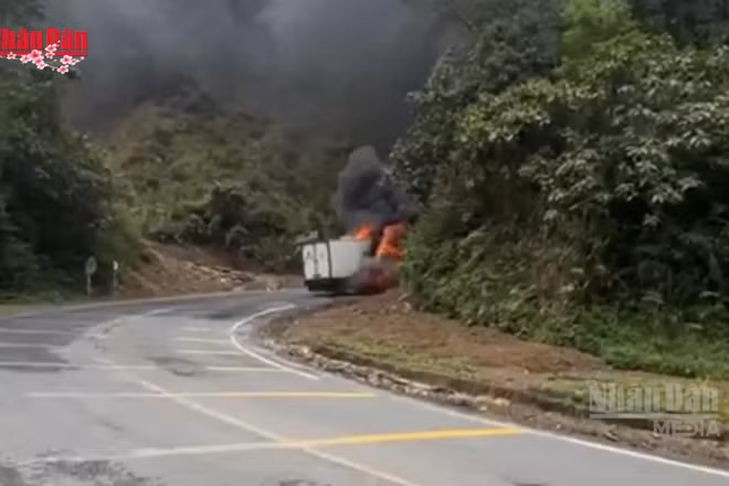 [Video] Xe tải cháy ngùn ngụt trên Đèo Khánh Lê