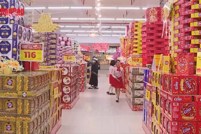 [Video] Người tiêu dùng cân nhắc chi tiêu dịp Tết