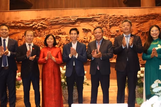 Các đại biểu bên bức tranh Vinh quy bái tổ đạt nhiều kỷ lục Việt Nam.