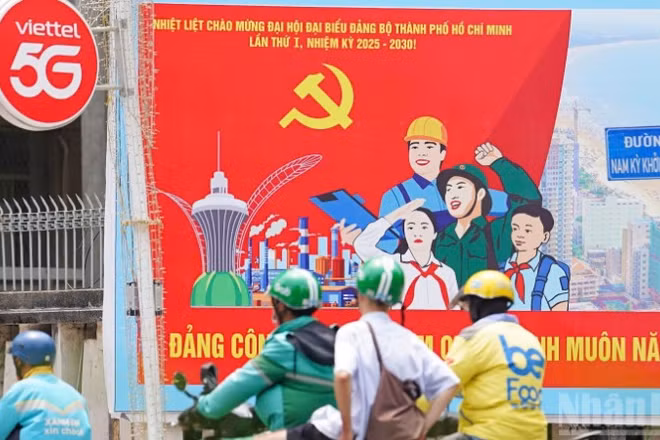 Các pano cổ động trong dịp tổ chức Đại hội Đảng bộ Thành phố Hồ Chí Minh nhiệm kỳ 2025-2030, thắp lên không khí rộn ràng, tin tưởng và kỳ vọng, niềm tự hào và ý chí vươn lên của Đảng bộ và nhân dân thành phố.