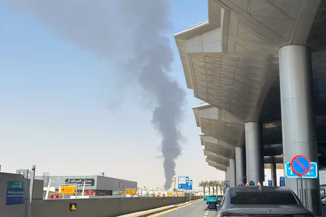 Khói bốc lên gần sân bay quốc tế King Khalid ở thủ đô Riyadh, Saudi Arabia, ngày 19/9/2026. (Ảnh: THX/TTXVN phát)