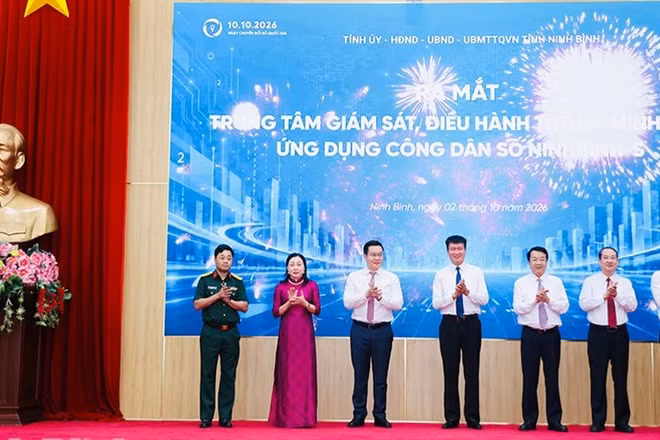 Các đồng chí lãnh đạo tỉnh và đại diện Tập đoàn Công nghiệp Viễn thông Quân đội Viettel thực hiện nghi thức ra mắt Trung tâm giám sát, điều hành thông minh (IOC) và Ứng dụng Công dân số NinhBinh-S.