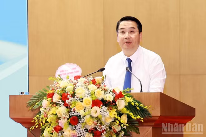 Đồng chí Nguyễn Tuấn Anh, Chủ tịch Ủy ban nhân dân tỉnh phát biểu tại hội nghị. (Ảnh: THANH SƠN)