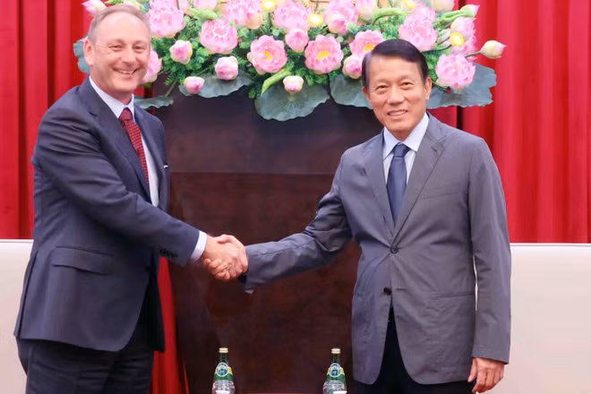 Đại tướng Lương Tam Quang, Bộ trưởng Công an tiếp ông Andrew Cope, Tổng Giám đốc phụ trách kinh doanh khu vực châu Á-Thái Bình Dương của Nokia. (Ảnh: TTXVN)
