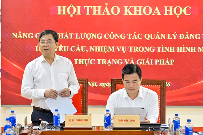 Giáo sư, Tiến sĩ Trần Vi Dân, Ủy viên Hội đồng Lý luận Trung ương phát biểu định hướng thảo luận. (Ảnh: Thủy Nguyên)