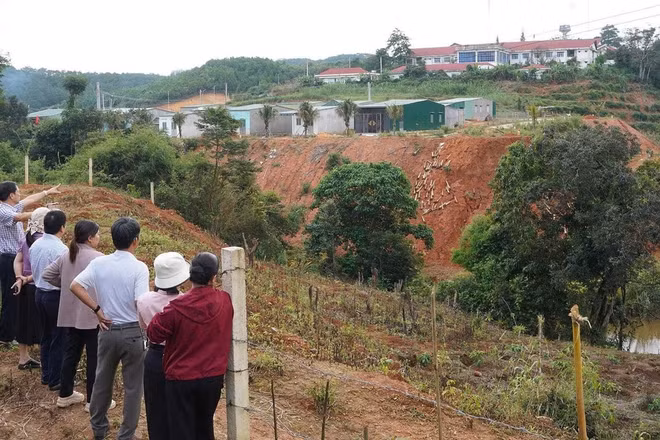 Tình trạng sạt lở bờ suối Đăk Ter (xã Tu Mơ Rông) diễn ra ngày càng nghiêm trọng, uy hiếp tính mạng và tài sản hàng trăm hộ dân và các công trình hạ tầng. (Ảnh: BT)