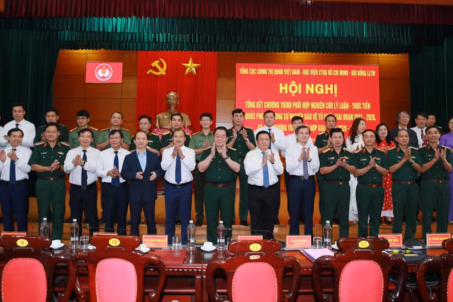 Các đại biểu tham dự Hội nghị Tổng kết chương trình nghiên cứu lý luận-thực tiễn về quốc phòng trong sự nghiệp bảo vệ Tổ quốc giai đoạn 2021 - 2026, ký kết chương trình phối hợp giai đoạn mới. (Ảnh: TRỌNG ĐỨC)