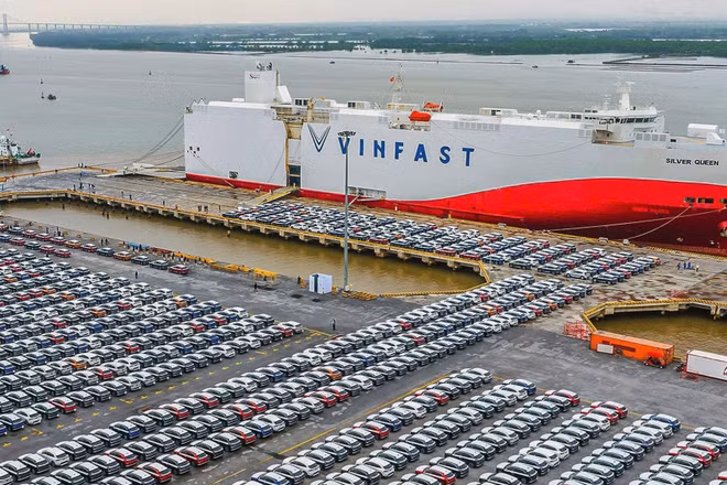 Xe điện VinFast của Tập đoàn Vingroup chuẩn bị được đưa lên tàu chở hàng tại Cảng Hải Phòng để xuất khẩu ra thị trường quốc tế. (Ảnh: AN KHÁNH)