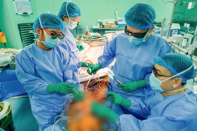 Ê-kíp bác sĩ can thiệp phẫu thuật nội soi cho bệnh nhân người Anh. (Ảnh: Bệnh viện cung cấp)