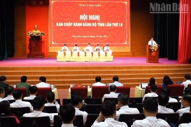 Đồng chí Trần Tiến Dũng, Ủy viên Trung ương Đảng, Bí thư Tỉnh ủy Điện Biên cùng các đồng chí Thường trực Tỉnh ủy Điện Biên chủ trì hội nghị lần thứ 18 của Ban Chấp hành Đảng bộ tỉnh. (Ảnh: LÊ LAN)