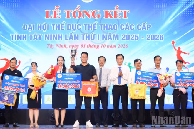 Lãnh đạo Sở Văn hóa, Thể thao và Du lịch tỉnh Tây Ninh trao Cúp và tiền thưởng cho 3 đơn vị xếp hạng Nhất, Nhì và Ba toàn đoàn. (Ảnh: THANH PHONG)