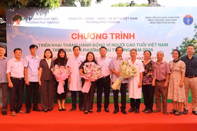 Chương trình triển khai Tháng hành động vì Người cao tuổi Việt Nam năm 2026 gắn với chương trình “Mắt sáng cho người cao tuổi” tại Trạm y tế phường Phú Thượng. (Ảnh: Ban tổ chức)
