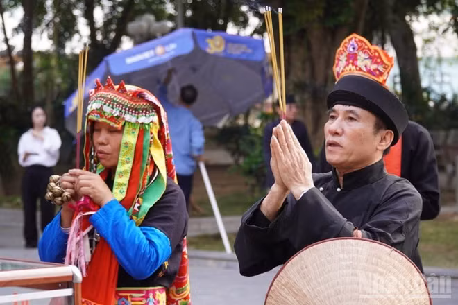 Thầy Mo dâng hương tại đền Đông Cuông trong lễ hội cơm mới. (Ảnh: THANH SƠN)