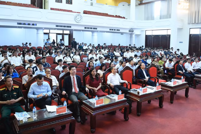 Tại diễn đàn, các nhà quản lý, nhà khoa học, doanh nghiệp trao đổi về cơ hội phát triển kinh tế không gian tầm thấp. (Ảnh: HÀ LINH)
