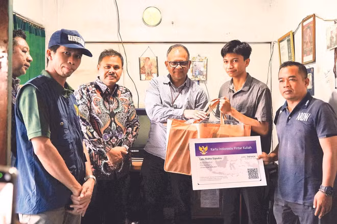 Trường đại học Universitas Mataram (UNRAM), tỉnh Tây Nusa Tenggara, Indonesia trao thẻ KIP Kuliah hỗ trợ sinh viên nghèo. (Ảnh: UNRAM)