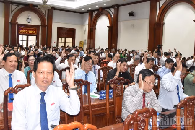 Các đại biểu biểu quyết thông qua dự thảo nghị quyết tại kỳ họp.
