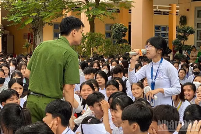  Buổi tuyên truyền về an toàn giao thông và phòng tránh bạo lực học đường tại Trường Trung học phổ thông Lê Thanh Hiền. 