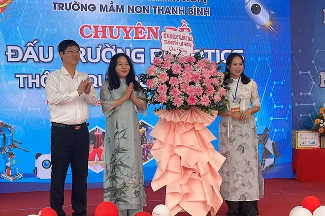 Lãnh đạo Sở Giáo dục và Đào tạo Hải Phòng tặng hoa Trường mầm non Thanh Bình.