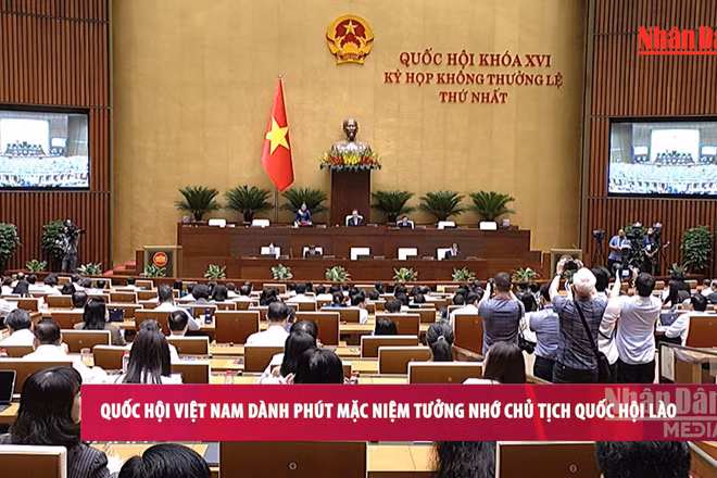[Video] Quốc hội dành một phút mặc niệm Chủ tịch Quốc hội Lào Saysomphone Phomvihane
