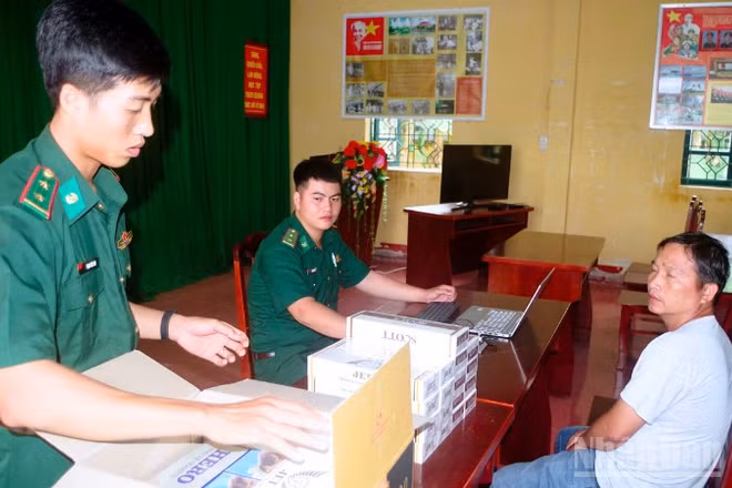 Tổ công tác đồn biên phòng Lai Hòa làm việc với đối tượng Nguyễn Văn Nhiên tại đơn vị. 