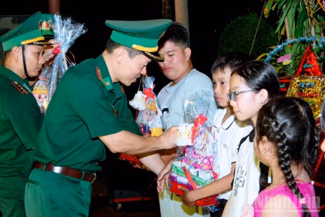 Đại tá Phạm Lê Xuân Bình, Chỉ huy trưởng Bộ đội Biên phòng thành phố Cần Thơ tặng quà trung thu cho các em học sinh ở khu vực biên giới biển xã Trần Đề.