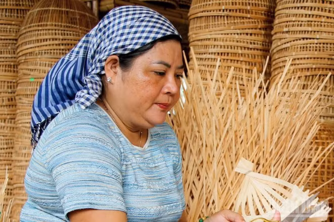 Chị Trương Thị Bạch Thuỷ, Giám đốc Hợp tác xã Mây tre đan Thủy Tuyết đang hoàn thiện sản phẩm từ tre trúc. 