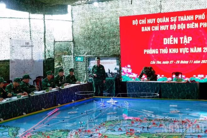 Thực hành tác chiến phòng thủ, xử trí tình huống trên sa bàn, bản đồ, Ban Chỉ huy Bộ đội Biên phòng đánh địch tiến công vào địa bàn các xã, phường ven biển.