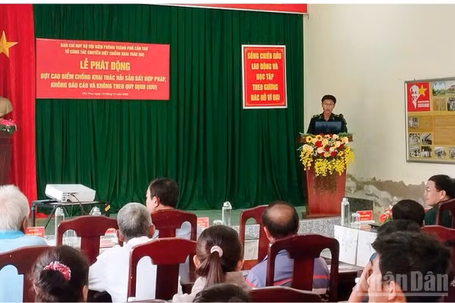 Quang cảnh buổi tuyên truyền cho ngư dân khu vực biên giới biển xã Cù Lao Dung.