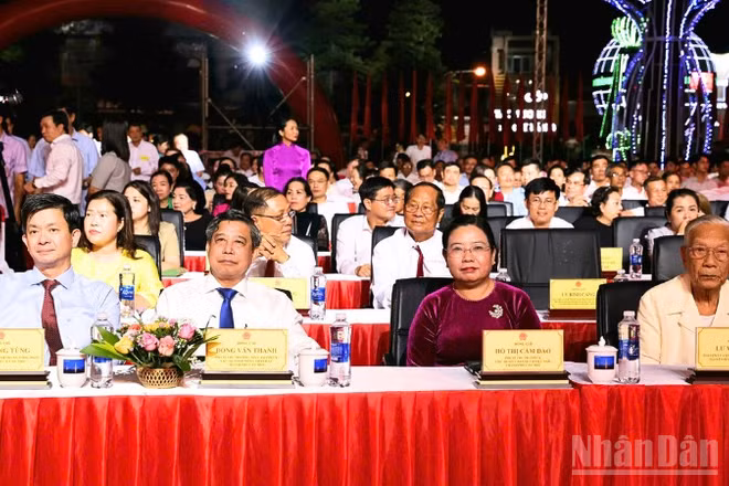 Đại biểu tham dự lễ khai mạc.
