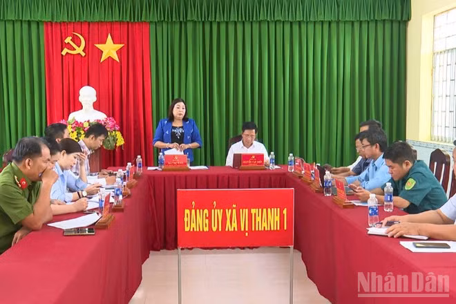 Đồng chí Mã Thị Tươi, Phó Chủ tịch Thường trực Hội đồng nhân dân thành phố Cần Thơ làm việc với lãnh đạo chủ chốt xã Vị Thanh 1.