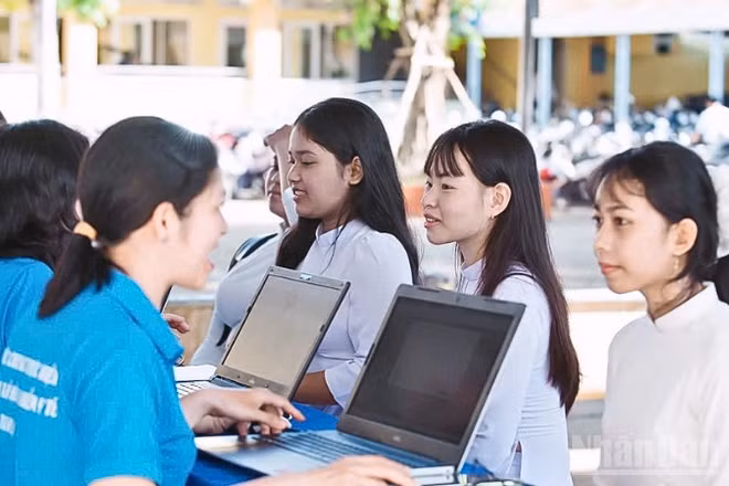 Gian hàng tuyên truyền, tư vấn, giải đáp chính sách bảo hiểm y tế học sinh, sinh viên thu hút đông đảo sự quan tâm của các em.