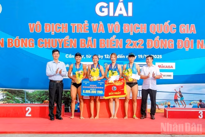 Ban Tổ chức trao giải hạng Nhất, Nhì, Ba cho các đội tham gia Giải vô địch trẻ và vô địch quốc gia môn bóng chuyền bãi biển. (Ảnh: BTC)