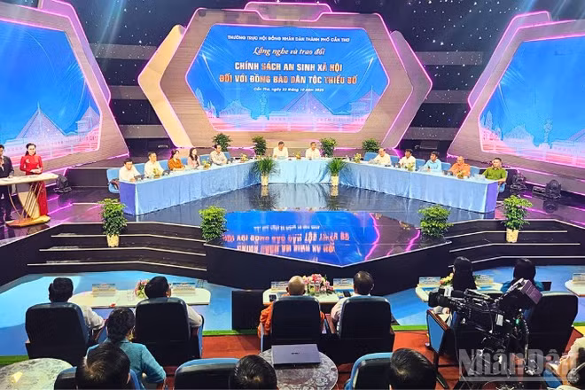Quang cảnh Chương trình "Lắng nghe và trao đổi" với chủ đề về chính sách an sinh xã hội đối với đồng bào dân tộc thiểu số.