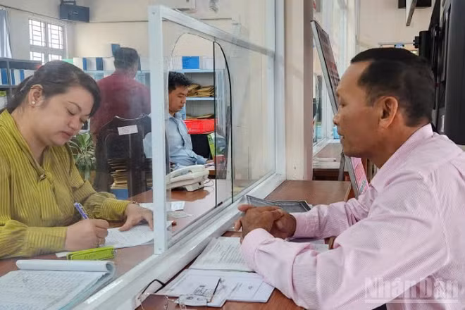 Trung tâm Dịch vụ việc làm Hậu Giang, thành phố Cần Thơ tiếp nhận lao động đăng ký việc làm.