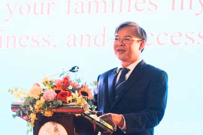 Ông Trương Cảnh Tuyên, Chủ tịch Ủy ban nhân dân thành phố Cần Thơ chúc mừng năm mới.