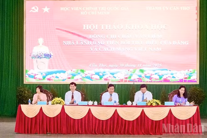 Các đại biểu chủ trì hội thảo.