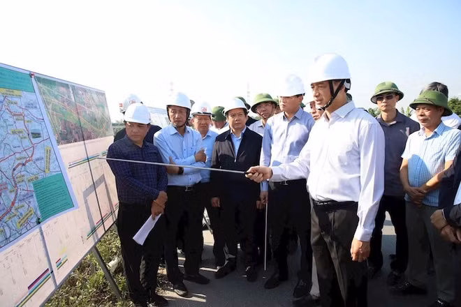 Bí thư Thành ủy Hà Nội Nguyễn Duy Ngọc kiểm tra tiến độ đường Vành đai 4-Vùng Thủ đô tại Hưng Yên.
