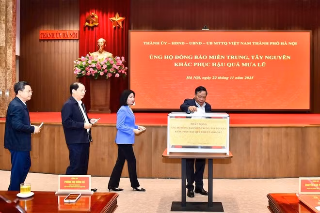 Lãnh đạo Thành ủy Hà Nội tham gia ủng hộ.