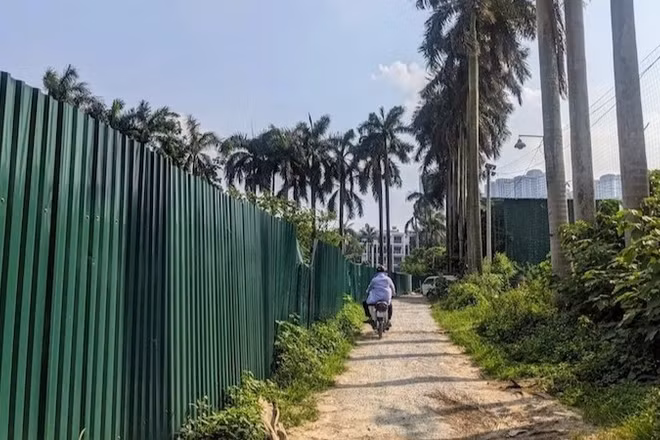 Khu vực hai doanh nghiệp đang quản lý bị quây rào tôn, gây khó khăn cho sản xuất kinh doanh.