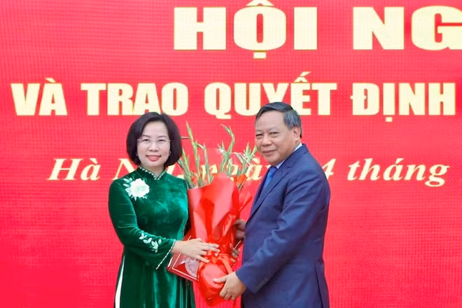 Đồng chí Nguyễn Văn Phong, Phó Bí thư Thường trực Thành ủy Hà Nội chúc mừng đồng chí Bùi Huyền Mai.