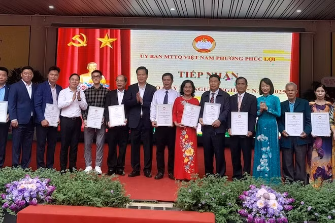 Lãnh đạo phường Phúc Lợi tiếp nhận ủng hộ và trao thư cảm ơn đến các đơn vị và tổ dân phố trên địa bàn tham gia ủng hộ quỹ Vì người nghèo.
