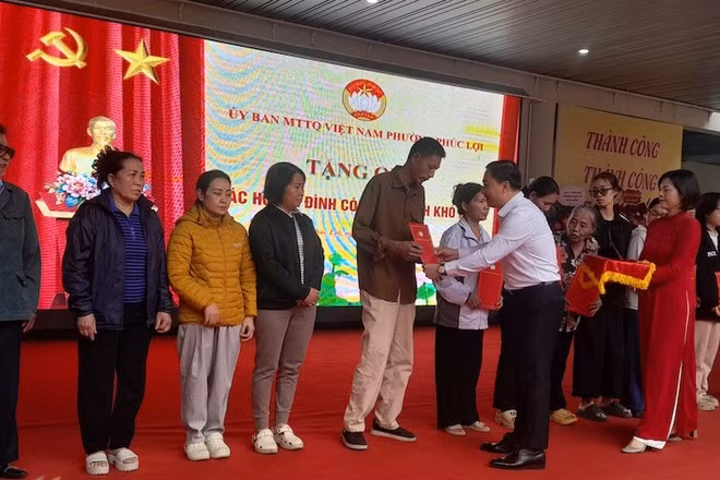 Lãnh đạo Đảng ủy phường Phúc Lợi tặng quà cho các hộ cận nghèo trên địa bàn. (Ảnh nhandan.vn)
