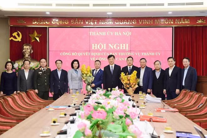 Bí thư Thành ủy Nguyễn Duy Ngọc và Thường trực Thành ủy Hà Nội tặng hoa chúc mừng hai đồng chí Trần Thanh Hà, Nguyễn Thành Long.