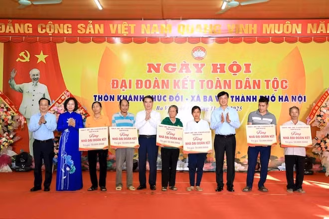 Lãnh đạo thành phố Hà Nội trao kinh phí hỗ trợ xây nhà đại đoàn kết cho người dân xã Ba Vì.
